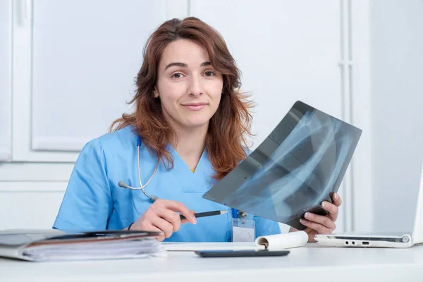 Médico mujer médico mirando la imagen de escaneo — Foto de Stock