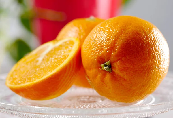 Close up of oranges in a glass dish — Stock Photo, Image
