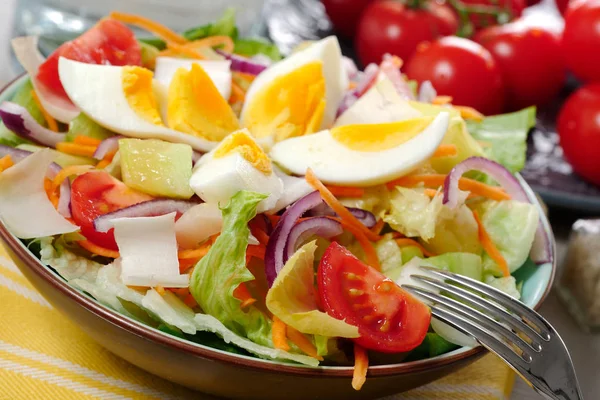 Groente salade op gele handdoek — Stockfoto