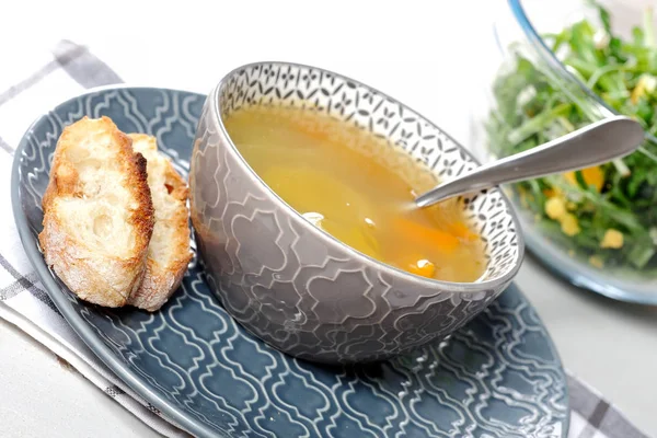 Tazón de sopa con ensalada verde —  Fotos de Stock