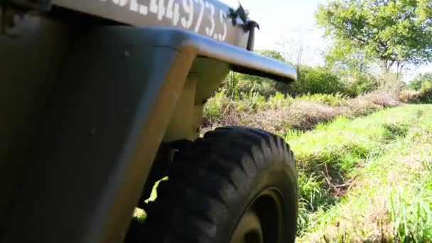 Militär Geländewagen Fährt Auf Feldweg — Stockvideo