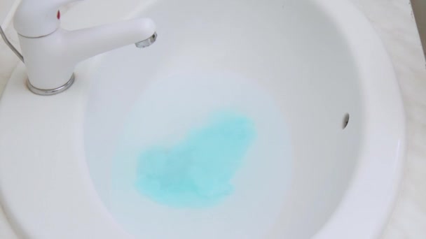Vrouw Handen Wassen Kleren — Stockvideo