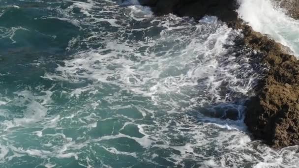 Piccole Onde Che Schizzano Sulla Roccia — Video Stock