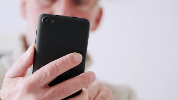 Senior Man Using Smartphone Close — Stock Video