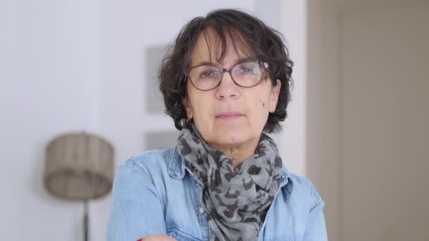 Porträt Einer Älteren Brünetten Frau — Stockvideo