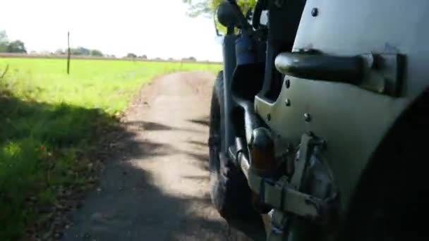 Coche Militar 4X4 Conduciendo Camino Tierra — Vídeos de Stock