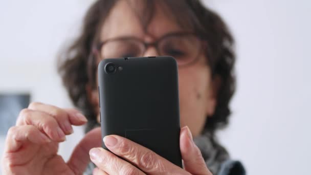 Seniorin Mit Smartphone Aus Nächster Nähe — Stockvideo