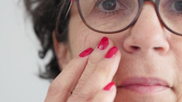 Przycięte Widzenia Twarz Atrakcyjna Kobieta Senior Pomarszczona Skóra — Wideo stockowe