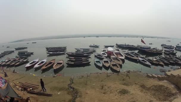 Άποψη Του Ποταμού Gange Βαρανάσι Ούτα Πράτες Ινδία — Αρχείο Βίντεο