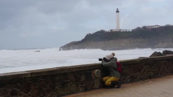 Žena Fotograf Pracující Při Bouři Biarritz Francie — Stock video