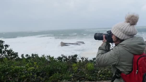 Donna Fotografa Che Lavora Durante Una Tempesta Biarritz Francia — Video Stock