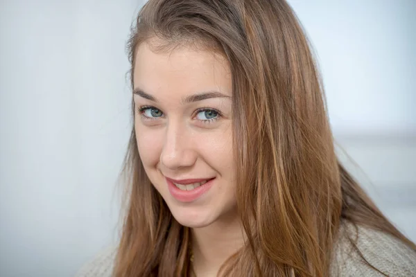 Retrato de mujer joven con el pelo largo — Foto de Stock