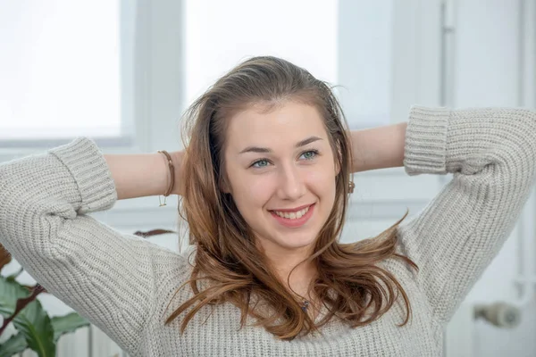 Joven sonriente mujer con el pelo largo relajante — Foto de Stock