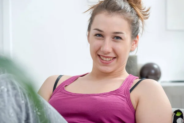 Retrato de una joven sonriente — Foto de Stock