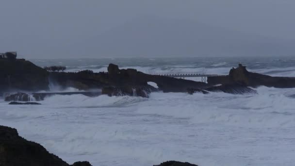 Καιρός Θύελλα Στον Ωκεανό Τεράστια Κύματα Μπιαρίτζ Γαλλία — Αρχείο Βίντεο