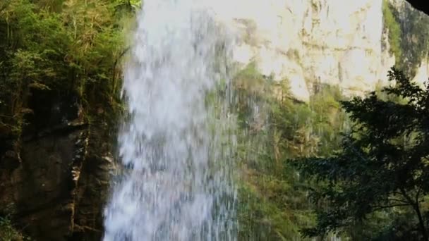 Wasserfall Auf Einem Gebirgsfluss Wald Schluchten Der Kakuetta — Stockvideo