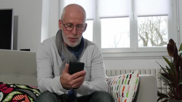 Schöner Reifer Mann Der Mit Seinem Telefon Spricht — Stockvideo