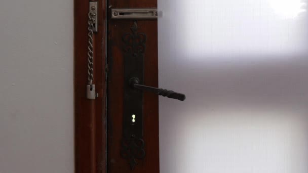 Homem Abre Porta Casa Close — Vídeo de Stock