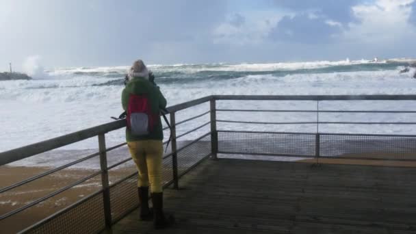 Kvinnan Fotograf Arbetar Storm Biarritz Frankrike — Stockvideo