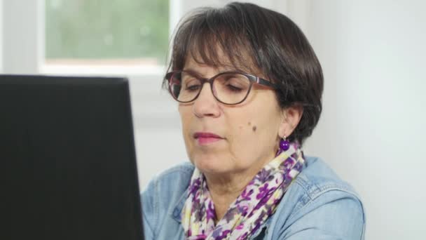 Ανώτερος Γυναίκα Στο Σπίτι Χρησιμοποιώντας Φορητό Υπολογιστή — Αρχείο Βίντεο