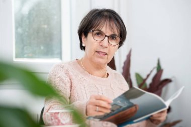 Olgun esmer kadın okuma dergisi