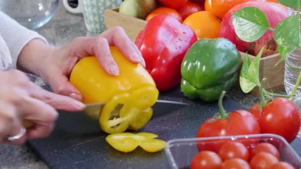 Mujer Cortando Pimiento Amarillo Para Almuerzo Cerca — Vídeos de Stock