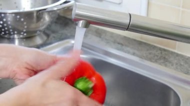 içinde lavabo kadının çamaşır biber