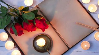 romantik kavramı, eski defter, gül ve küçük mumlar