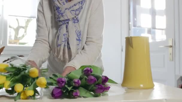 Frau Arrangiert Frühlingsstrauß Aus Tulpen Vase — Stockvideo