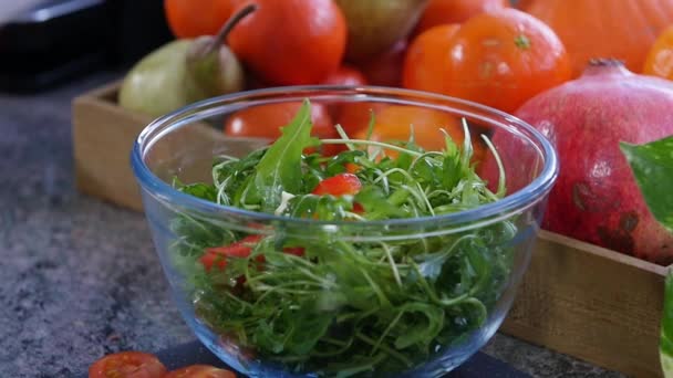 Tigela Salada Verde Com Pimentas — Vídeo de Stock