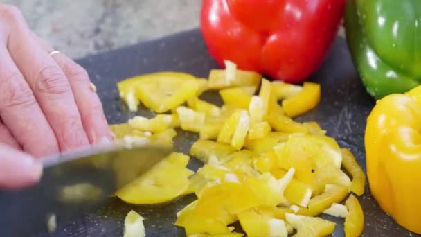 Frau Schneidet Eine Gelbe Paprika Für Das Mittagessen Nahaufnahme — Stockvideo