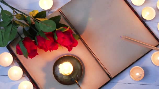 Romantiska Koncept Gamla Notebook Rosor Och Små Ljus — Stockvideo