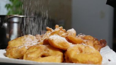 pudra şekeri yavaş hareket ile lezzetli elmalı börek