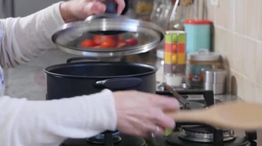 mutfakta yemek hazırlama kadın