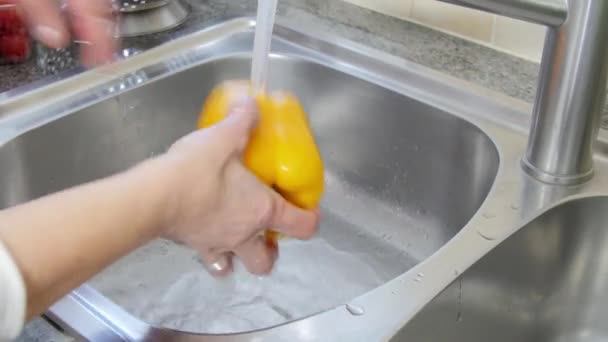 洗涤水池妇女胡椒 — 图库视频影像