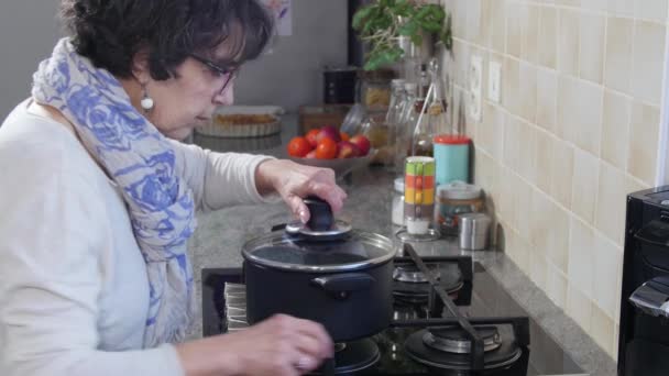 Mujer Preparando Comida Cocina — Vídeos de Stock