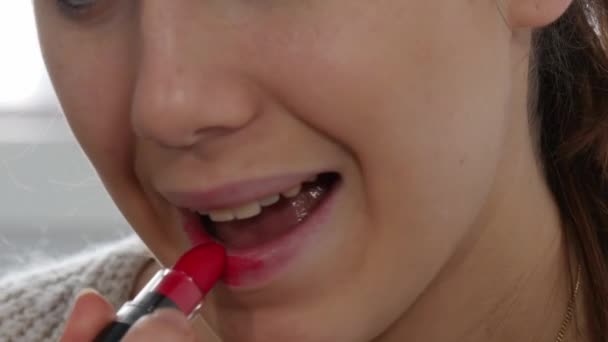 若くて 口紅を置く女性を笑顔をクローズ アップ — ストック動画