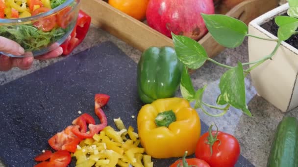 Frau Hält Schüssel Mit Grünem Salat Mit Paprika — Stockvideo