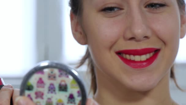 Junge Und Lächelnde Frau Mit Lippenstift — Stockvideo