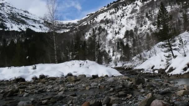 Horská Řeka Sněhem — Stock video