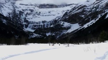 Cirque de Gavarnie bulutlu gökyüzü altında görünümü