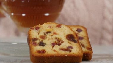  eller çay içme ve kurutulmuş meyve pasta yemeye kadın