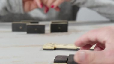 bir domino oyunu el yakın