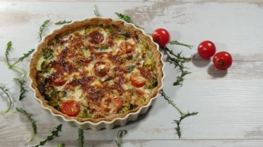 brokoli, peynir ve domates salçası
