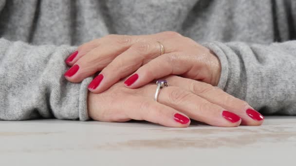 Perto Mãos Mulher Madura Com Verniz Prego Vermelho — Vídeo de Stock
