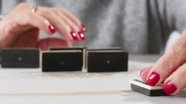 bir domino oyunu el yakın