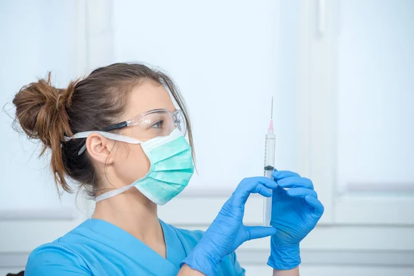 Young nurse preparing injection with syringe in hospital — Stock Photo, Image