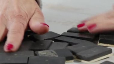 bir domino oyunu el yakın