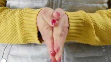 Kışın evde ellerini ovuşturarak kadın