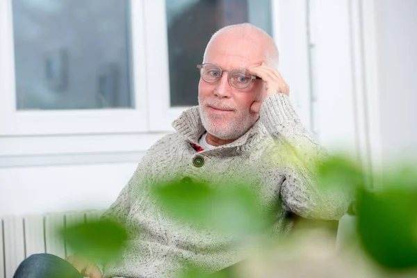 Porträt eines reifen Mannes mit weißem Haar zu Hause — Stockfoto